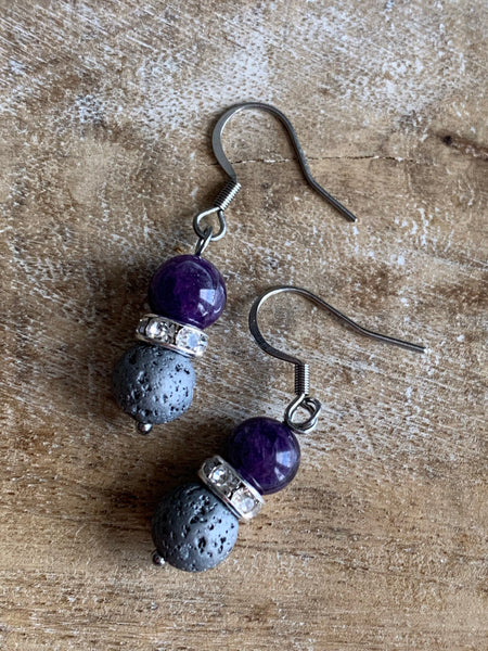 Boucles d’oreilles billes de pierre de lave grises et pierre m mauve Comme un ange