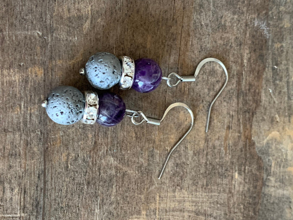 Boucles d’oreilles billes de pierre de lave grises et pierre m mauve Comme un ange