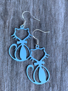 Boucles d’oreilles breloque chat bleu poudre sur crochet argent Comme un ange