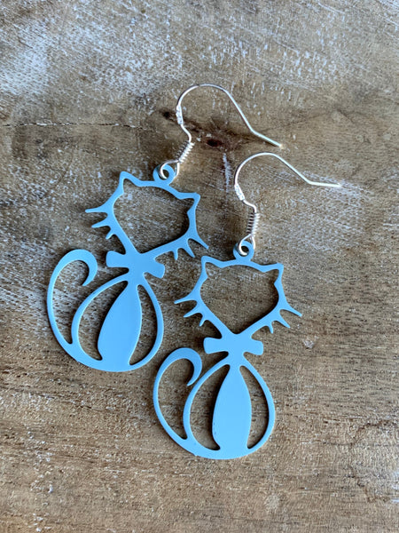 Boucles d’oreilles breloque chat bleu poudre sur crochet argent Comme un ange