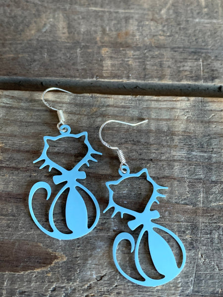 Boucles d’oreilles breloque chat bleu poudre sur crochet argent Comme un ange