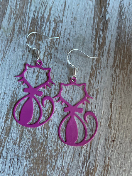Boucles d’oreilles breloque chat rose sur crochet argent Comme un ange