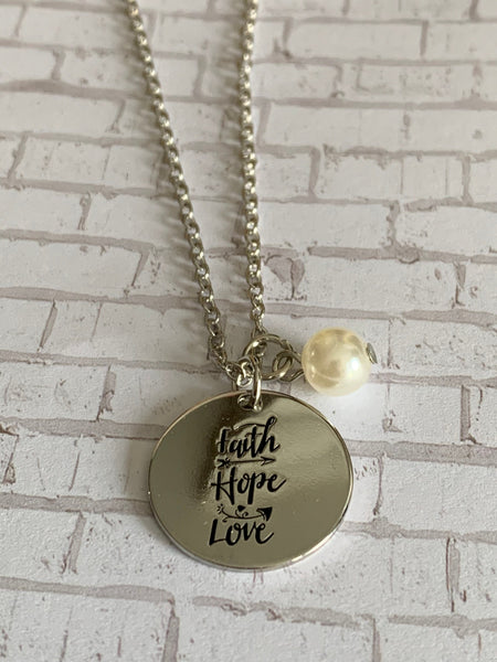 Collier breloque alliage de métaux argent miroir faith love hope et perle blanche Comme un ange