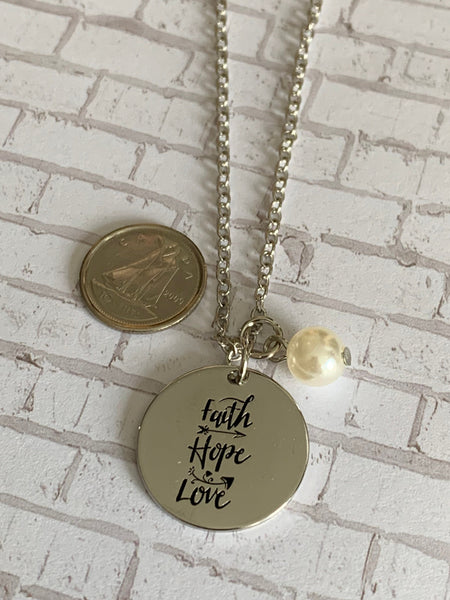 Collier breloque alliage de métaux argent miroir faith love hope et perle blanche Comme un ange