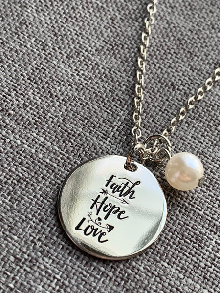 Collier breloque alliage de métaux argent miroir faith love hope et perle blanche Comme un ange