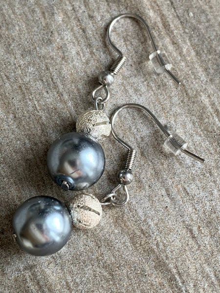 Boucles d’oreilles chic perle bleue et bille grise chic Comme un ange