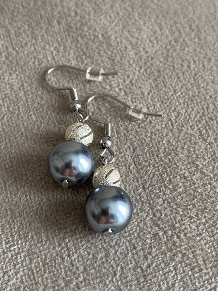 Boucles d’oreilles chic perle bleue et bille grise chic Comme un ange