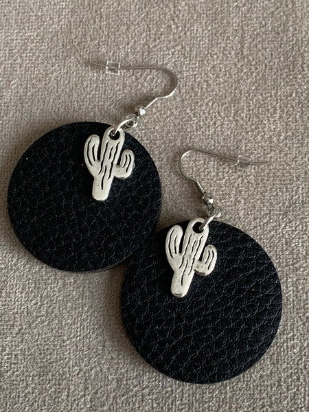 Boucles d’oreilles breloque cactus et médaillon de cuir noir alliage de métaux argent Comme un ange