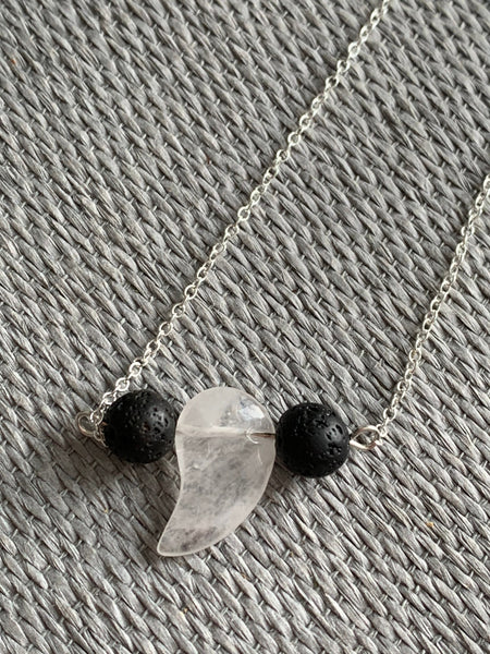 Collier pierre de lave noire et pierre quartz