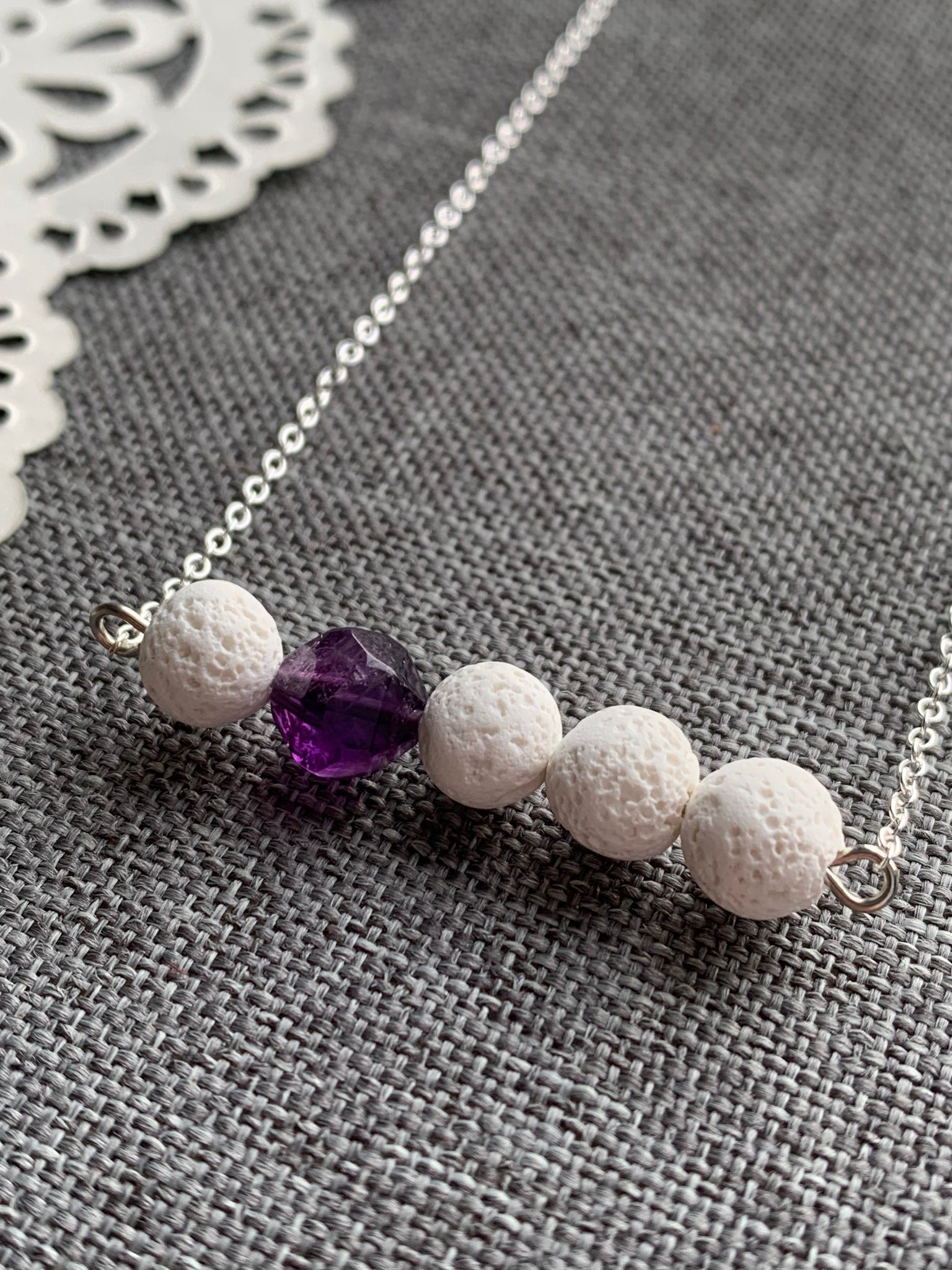 Collier pierre de lave blanche et pierre d’améthyste mauve bijoux diffuseur aromathérapie Comme un ange