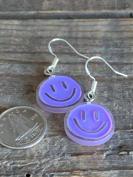 Boucles d’oreilles rose corail happy sourire règle numéro 1 toujours avoir du plaisir Comme un ange