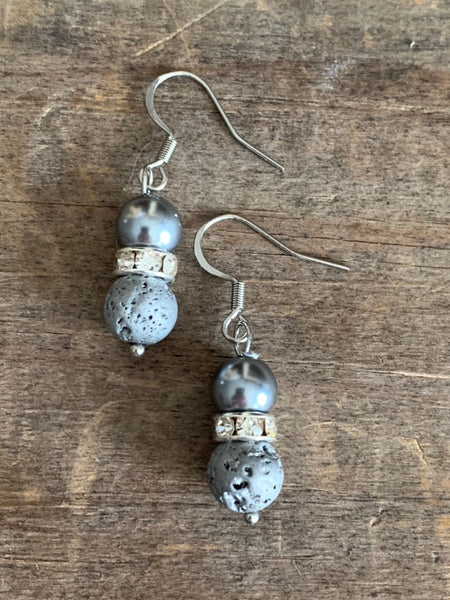 Boucles d’oreilles perles grises  et billes de pierre de lave grises bijoux diffuseur aromathérapie Comme un ange