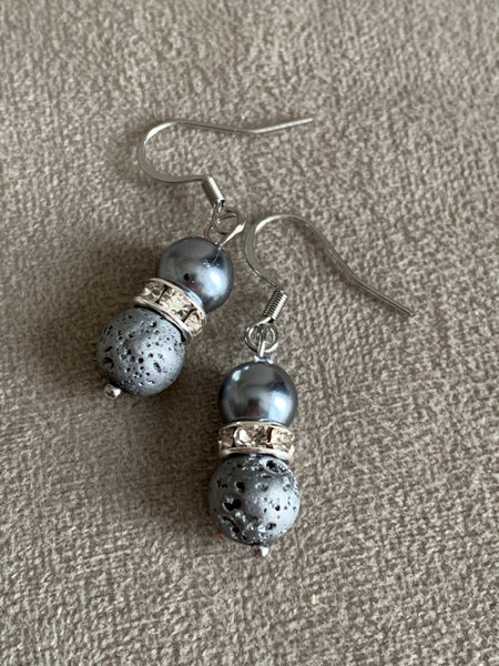 Boucles d’oreilles perles grises  et billes de pierre de lave grises bijoux diffuseur aromathérapie Comme un ange