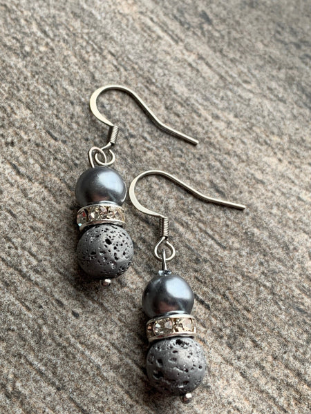 Boucles d’oreilles perles grises  et billes de pierre de lave grises bijoux diffuseur aromathérapie Comme un ange