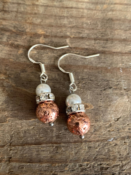 Boucles d’oreilles billes de pierre de lave rose gold et perle blanche chic bijoux diffuseur Comme un ange
