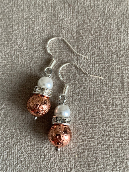 Boucles d’oreilles billes de pierre de lave rose gold et perle blanche chic bijoux diffuseur Comme un ange