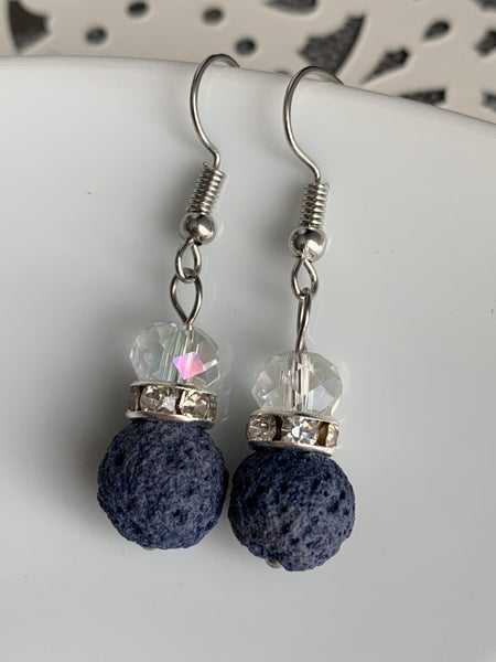 Boucles d’oreilles pierre de lave bleue royale et perle transparente Comme un ange