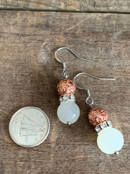 Boucles d’oreilles billes de pierre de lave rose gold alliage de métaux argent et billes de verre blanche Comme un ange