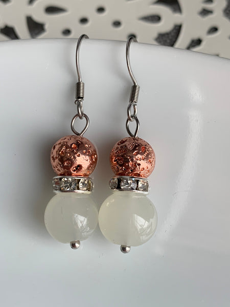 Boucles d’oreilles billes de pierre de lave rose gold alliage de métaux argent et billes de verre blanche Comme un ange
