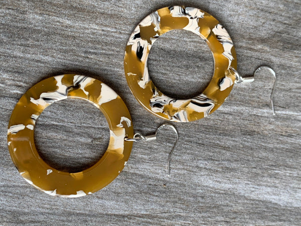 Boucles d’oreilles résine  jaune et noire blanc Comme un ange