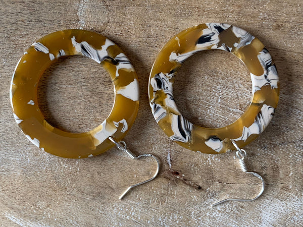 Boucles d’oreilles résine  jaune et noire blanc Comme un ange