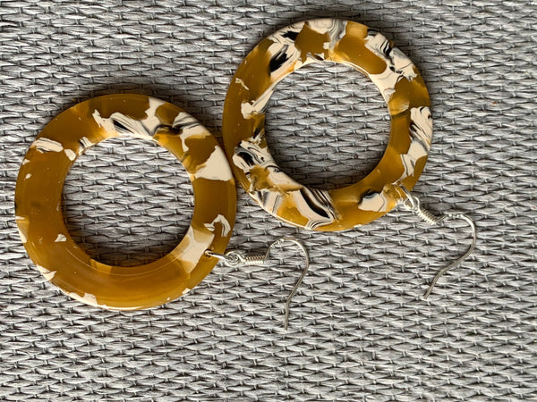 Boucles d’oreilles résine  jaune et noire blanc Comme un ange