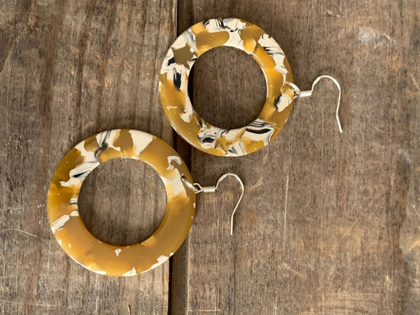 Boucles d’oreilles résine  jaune et noire blanc Comme un ange