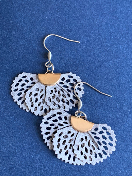 Boucles d’oreilles boho grise Comme un ange