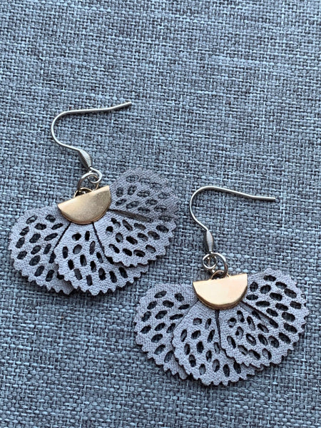 Boucles d’oreilles boho grise Comme un ange