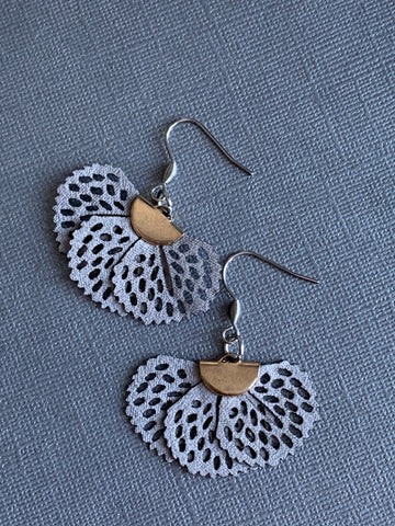 Boucles d’oreilles boho grise Comme un ange