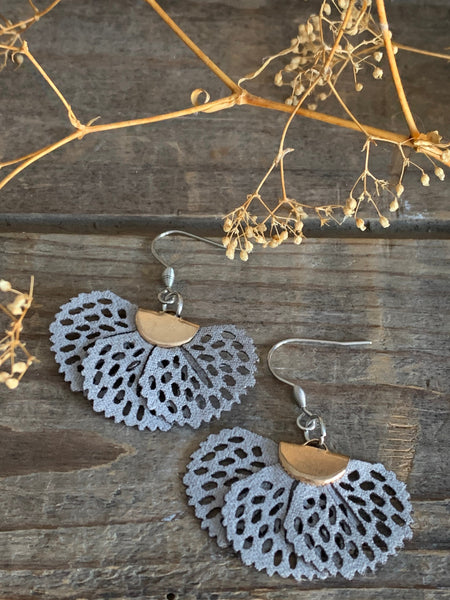 Boucles d’oreilles boho grise Comme un ange