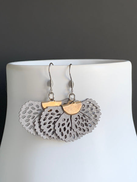 Boucles d’oreilles boho grise Comme un ange