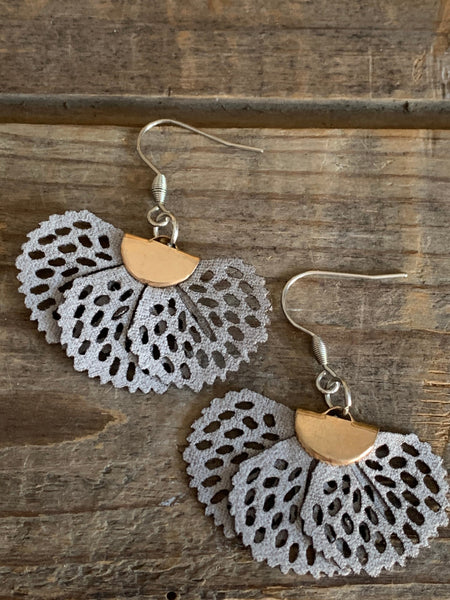 Boucles d’oreilles boho grise Comme un ange
