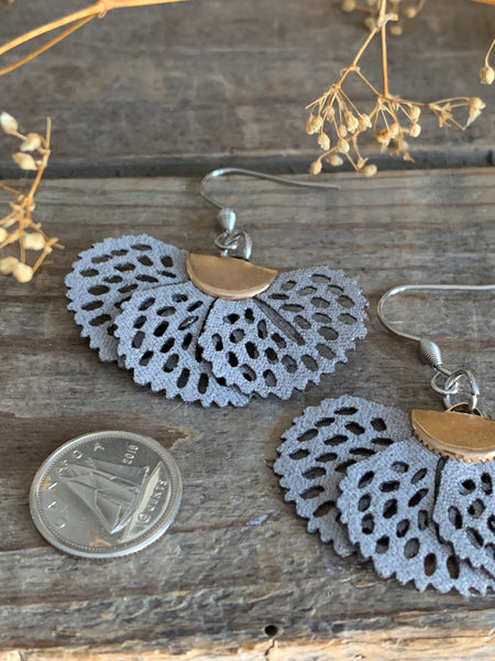 Boucles d’oreilles boho grise Comme un ange