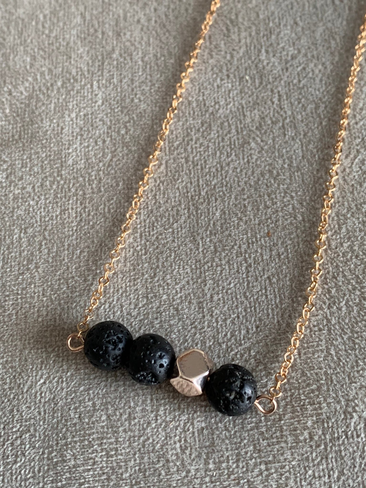 Collier ton or pierre de lave noire bijoux diffuseur aromathérapie Comme un ange