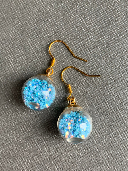 Boucles d’oreilles breloque de verre avec des confettis bleus alliage de métaux or Comme un ange
