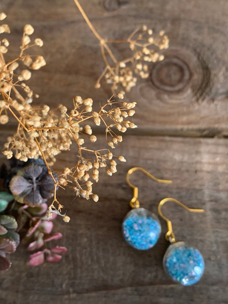 Boucles d’oreilles breloque de verre avec des confettis bleus alliage de métaux or Comme un ange