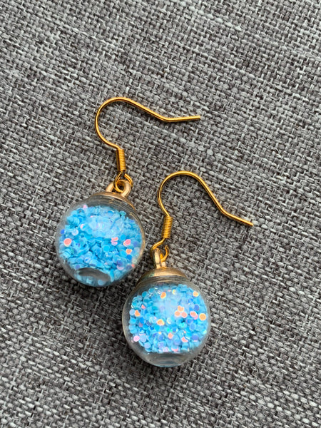 Boucles d’oreilles breloque de verre avec des confettis bleus alliage de métaux or Comme un ange