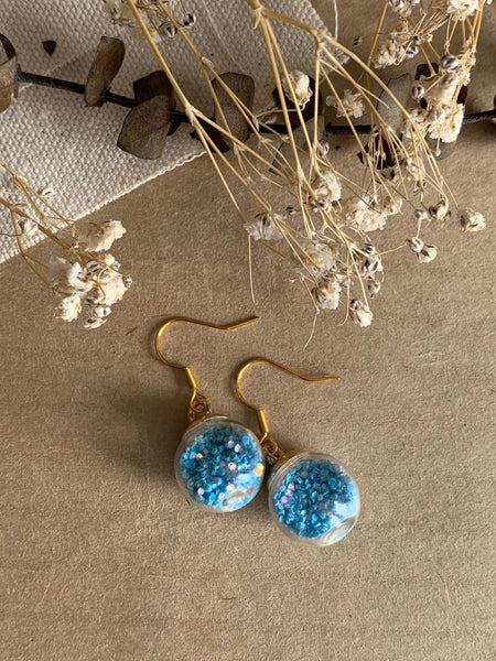 Boucles d’oreilles breloque de verre avec des confettis bleus alliage de métaux or Comme un ange