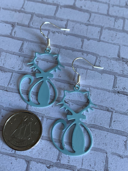 Boucles d’oreilles breloque chat bleu poudre sur crochet argent Comme un ange