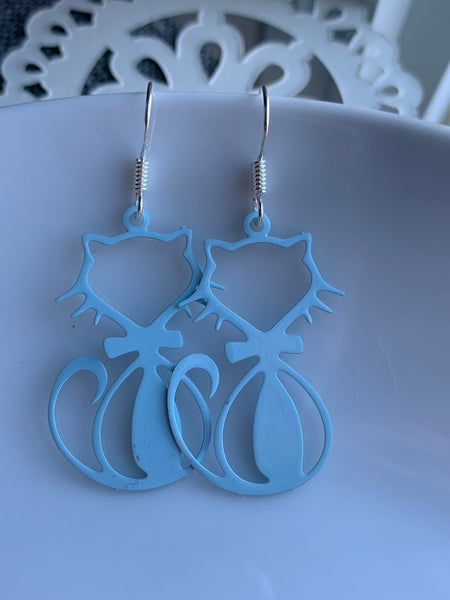 Boucles d’oreilles breloque chat bleu poudre sur crochet argent Comme un ange
