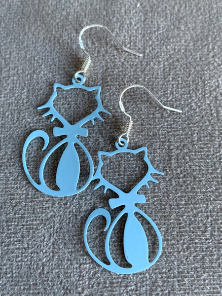 Boucles d’oreilles breloque chat bleu poudre sur crochet argent Comme un ange