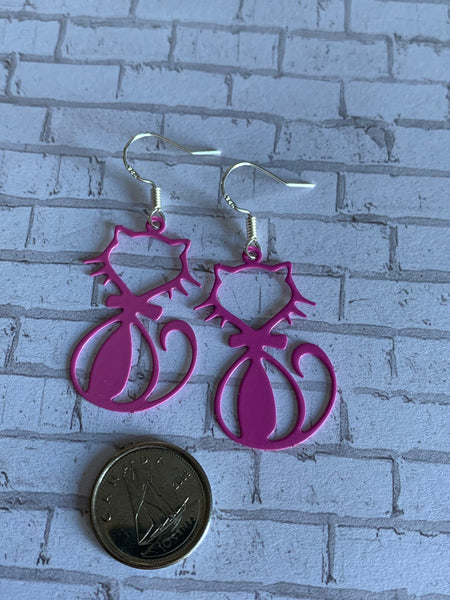 Boucles d’oreilles breloque chat rose sur crochet argent Comme un ange