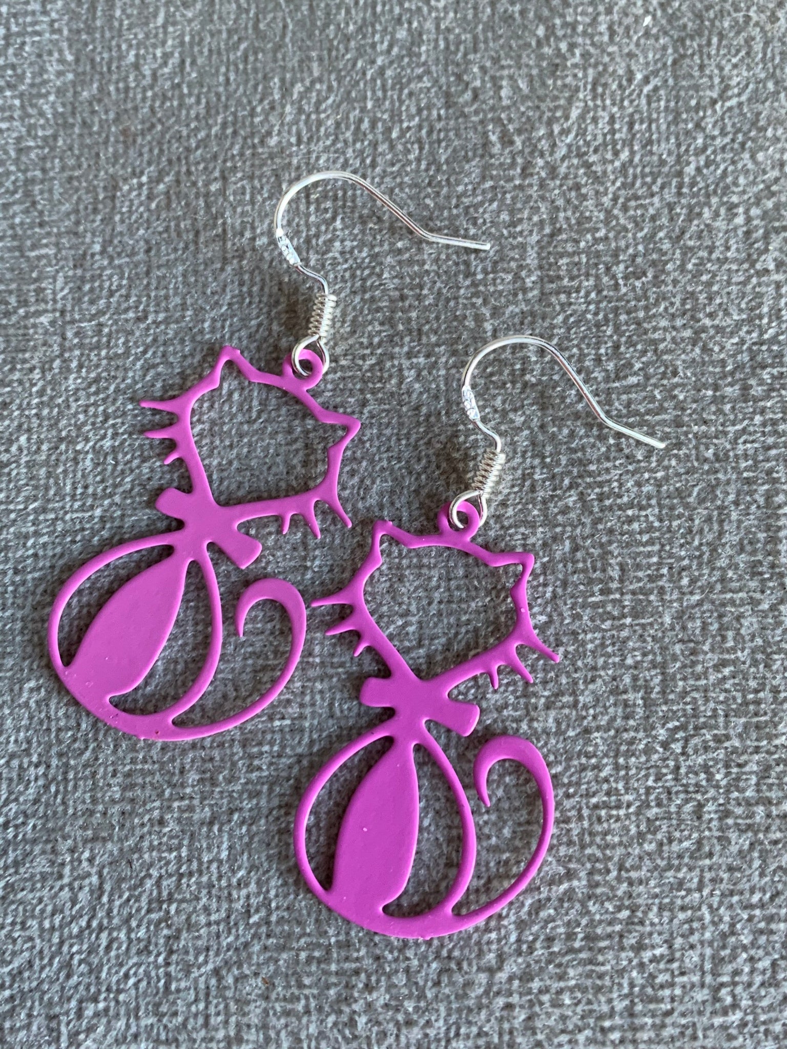 Boucles d’oreilles breloque chat rose sur crochet argent Comme un ange