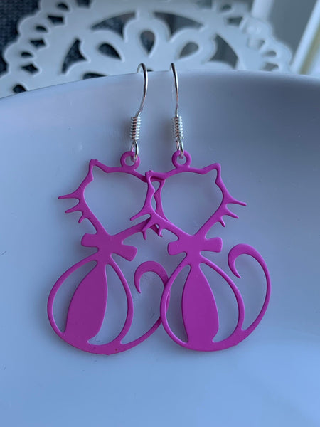 Boucles d’oreilles breloque chat rose sur crochet argent Comme un ange