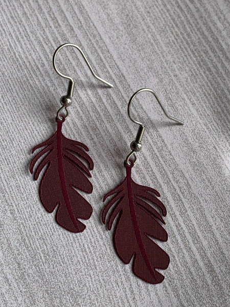 Boucles d’oreilles breloque plume rose fuchsia sur crochet alliage de métaux argent Comme un ange