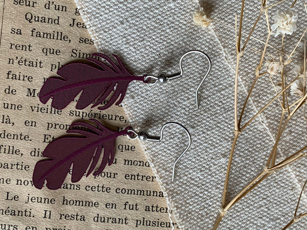Boucles d’oreilles breloque plume rose fuchsia sur crochet alliage de métaux argent Comme un ange