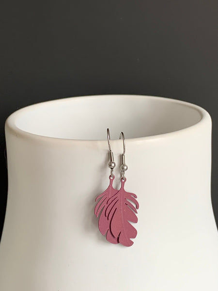 Boucles d’oreilles breloque plume rose fuchsia sur crochet alliage de métaux argent Comme un ange