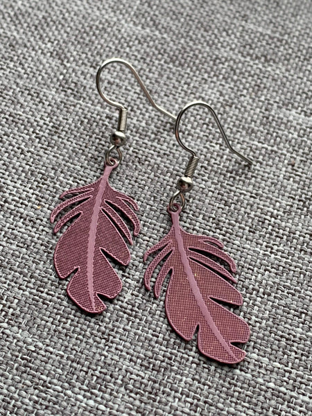 Boucles d’oreilles breloque plume rose fuchsia sur crochet alliage de métaux argent Comme un ange