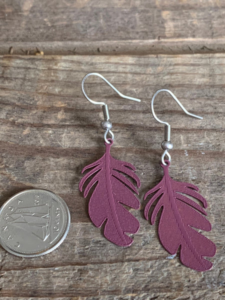 Boucles d’oreilles breloque plume rose fuchsia sur crochet alliage de métaux argent Comme un ange